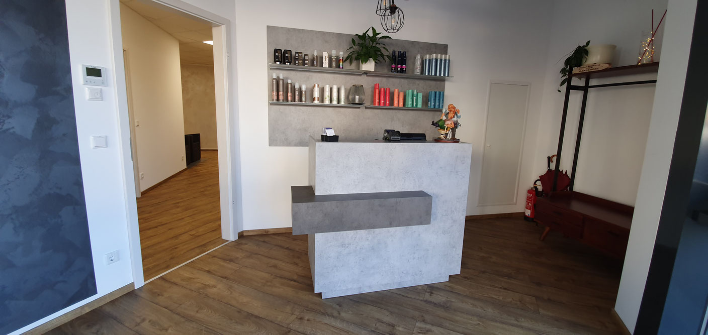 Empfangsbereich im Salon Ani mit Rezeption und Produktauslage