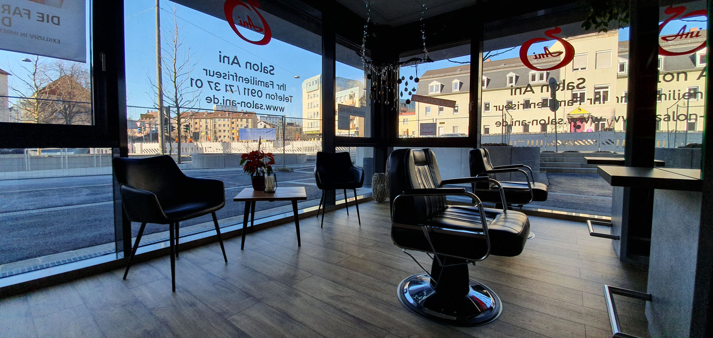 Herrenbereich im Salon Ani mit Barber-Sessel und Panoramafenster