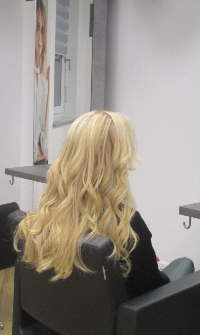 Blondierte, gewellte Langhaarfrisur im Salon Ani