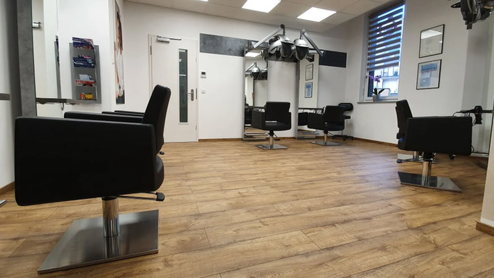 Salon Ani in Fürth – Bedienplätze mit schwarzen Friseurstühlen und Trockenhauben