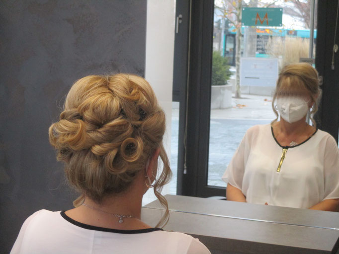 Elegante Hochsteckfrisur mit weichen Locken im Salon Ani
