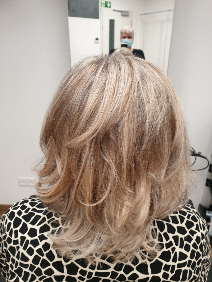 Weich fallender Mittellang-Cut mit sanftem Blond-Verlauf im Salon Ani