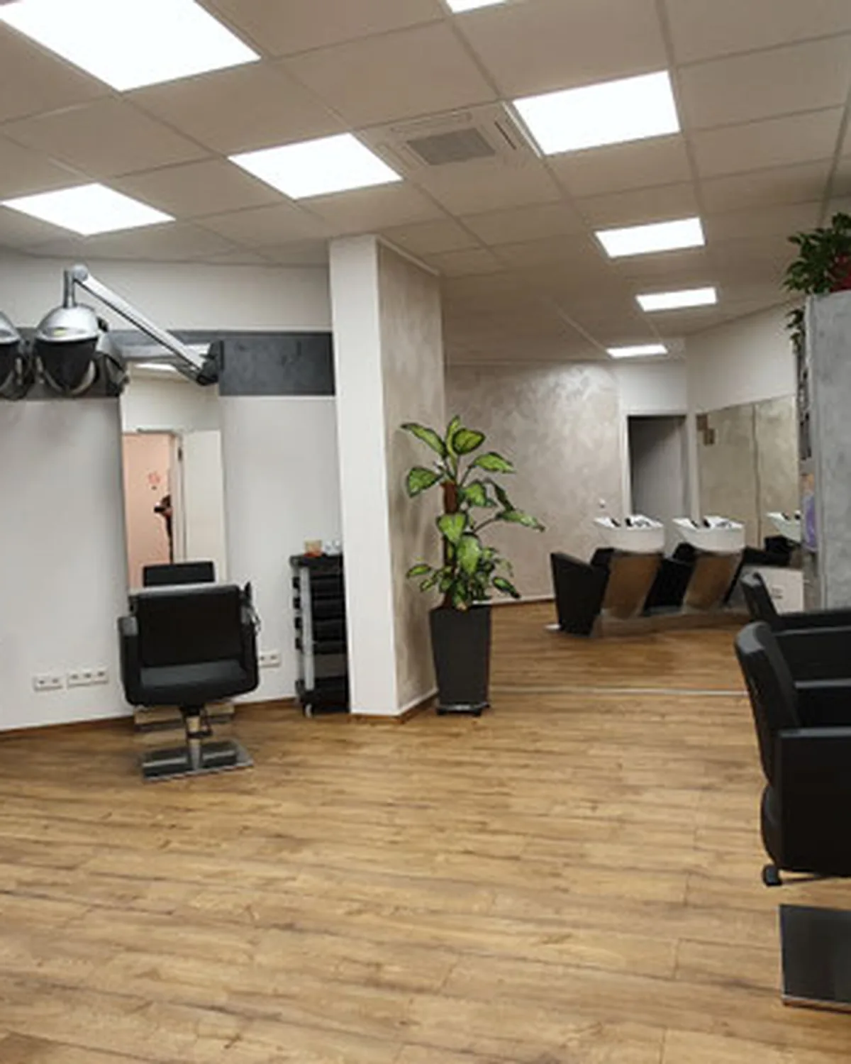 Salon Ani – heller Friseurbereich mit Waschplätzen und Trockenhauben