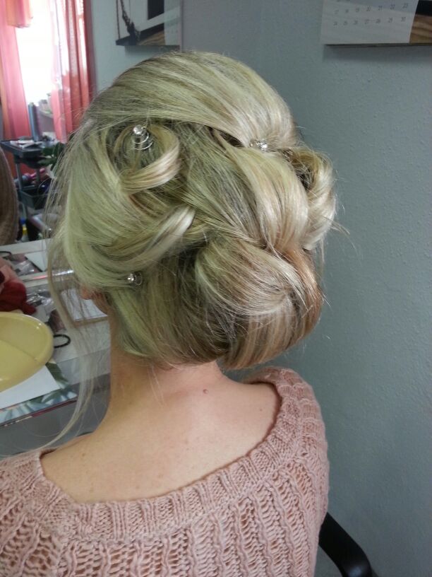 Romantische Hochsteckfrisur mit funkelnden Haarnadeln im Salon Ani