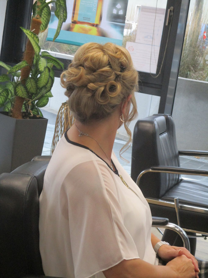 Kunstvolle Hochsteckfrisur für besondere Anlässe im Salon Ani