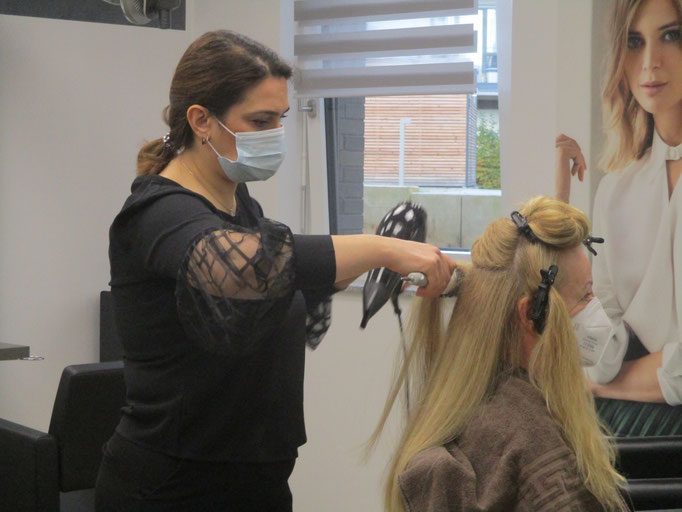 Föhnen und Styling einer Kundin im Salon Ani