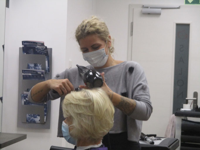 Föhnservice mit Diffusor im Salon Ani